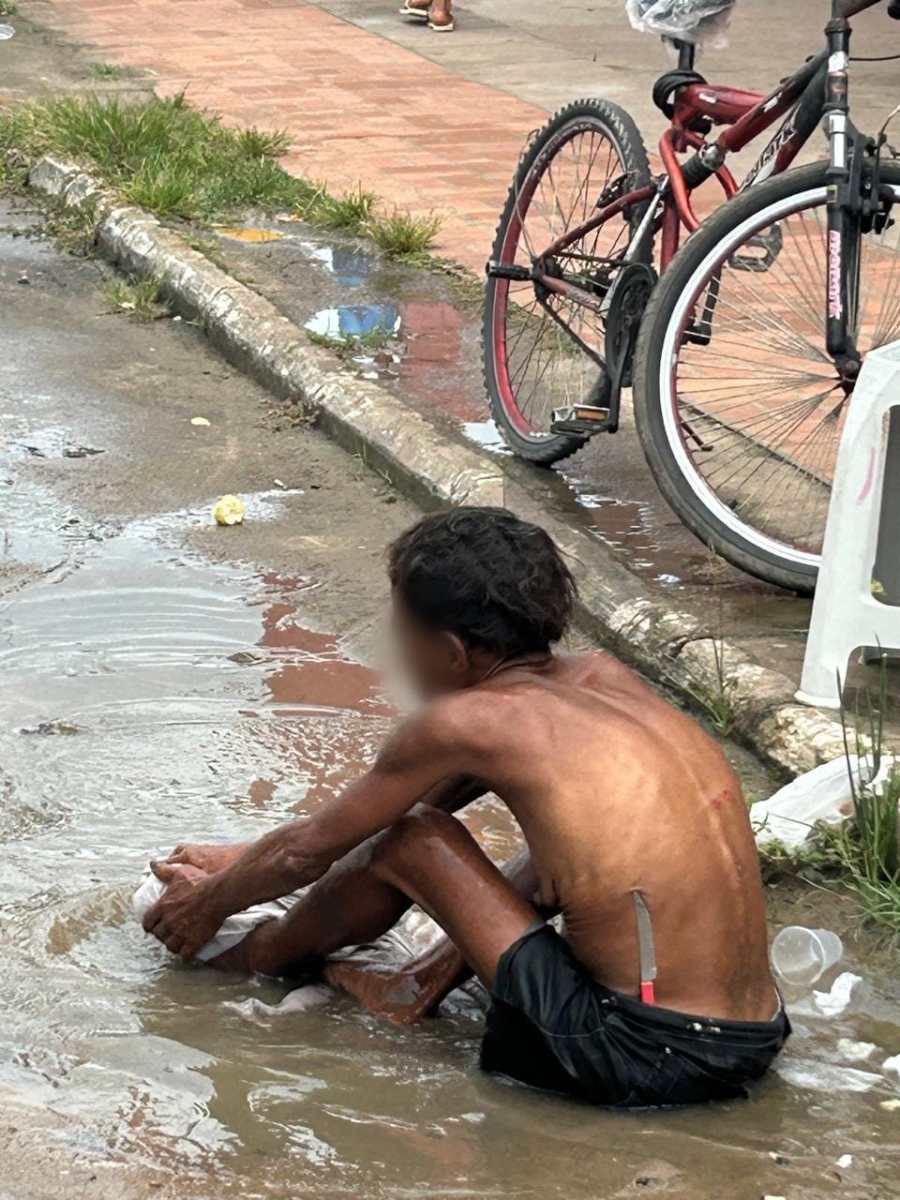 mulher-com-problemas-mentais-gera-transtorno,-anda-com-faca-na-cintura-e-“lava-roupa-em-poca-d’agua”-no-centro-de-cruzeiro-do-sul