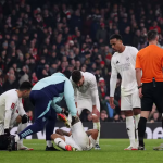 Gabriel Jesus sofre nova lesão e sai chorando na maca