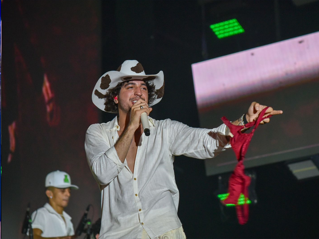 Nattanzinho beijou Rafa Kalimann durante o Réveillon e recebe peças íntimas no palco (Felipe Souto Maior/AgNews)