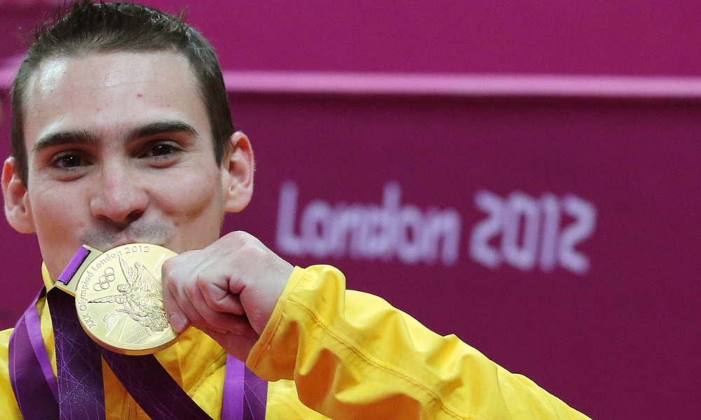 Arthur Zanetti beija sua medalha de ouro nos Jogos Olímpicos Londres-2012