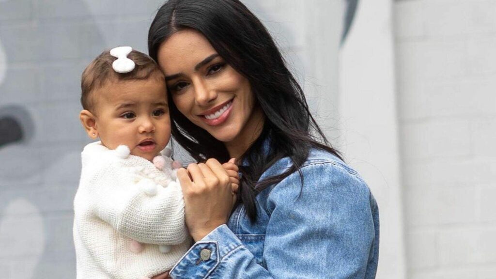 bruna-biancardi-manda-recado-para-neymar-jr.-na-companhia-da-filha,-mavie
