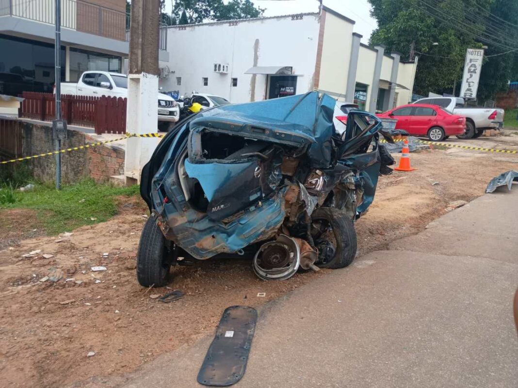 carro-estacionado-e-atingido-por-outro-veiculo-durante-a-madrugada-em-sena-madureira