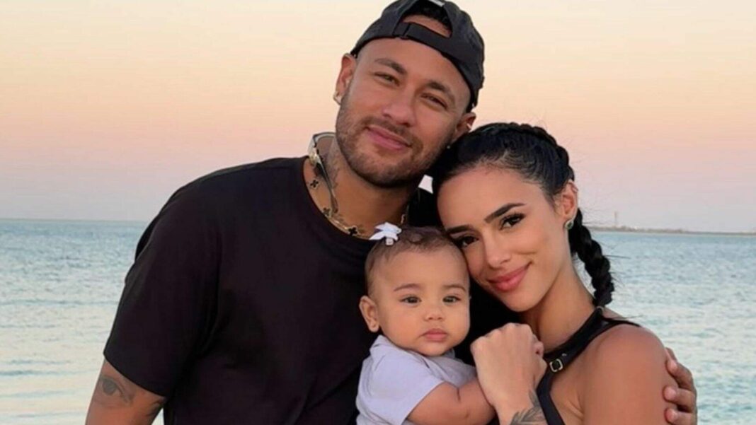 neymar-jr.-pede-silencio-a-torcedores-por-conta-da-filha-que-estava-dormindo-e-diverte