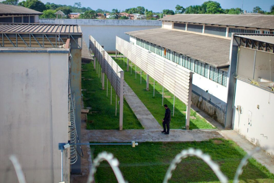 criminoso-e-recebido-a-tiros-ao-tentar-arremessar-celulares-para-dentro-de-presidio-em-sena-madureira