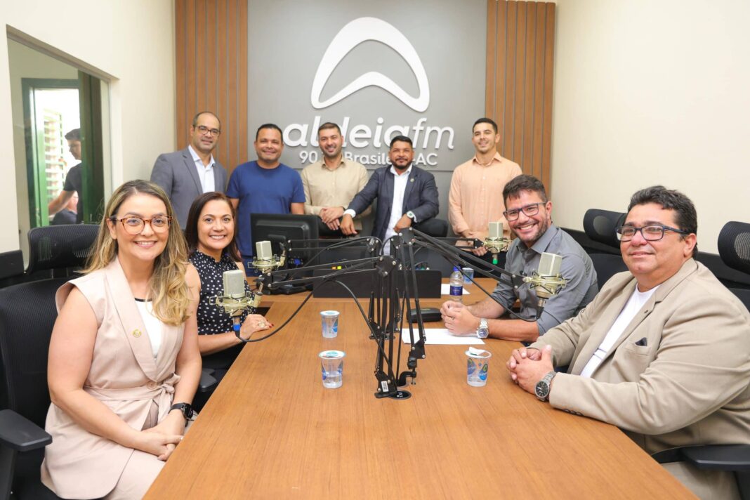 governo-do-acre-entrega-nova-sede-da-radio-aldeia-fm,-cnhs-do-programa-cnh-social-e-assina-ordens-de-servico-para-manutencao-escolar,-em-brasileia