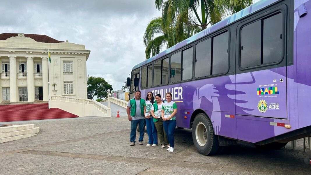 onibus-lilas-realiza-atendimento-psicologico,-orientacao-juridica,-servico-social-e-inscricao-em-cursos-profissionalizantes-em-frente-ao-palacio-rio-branco