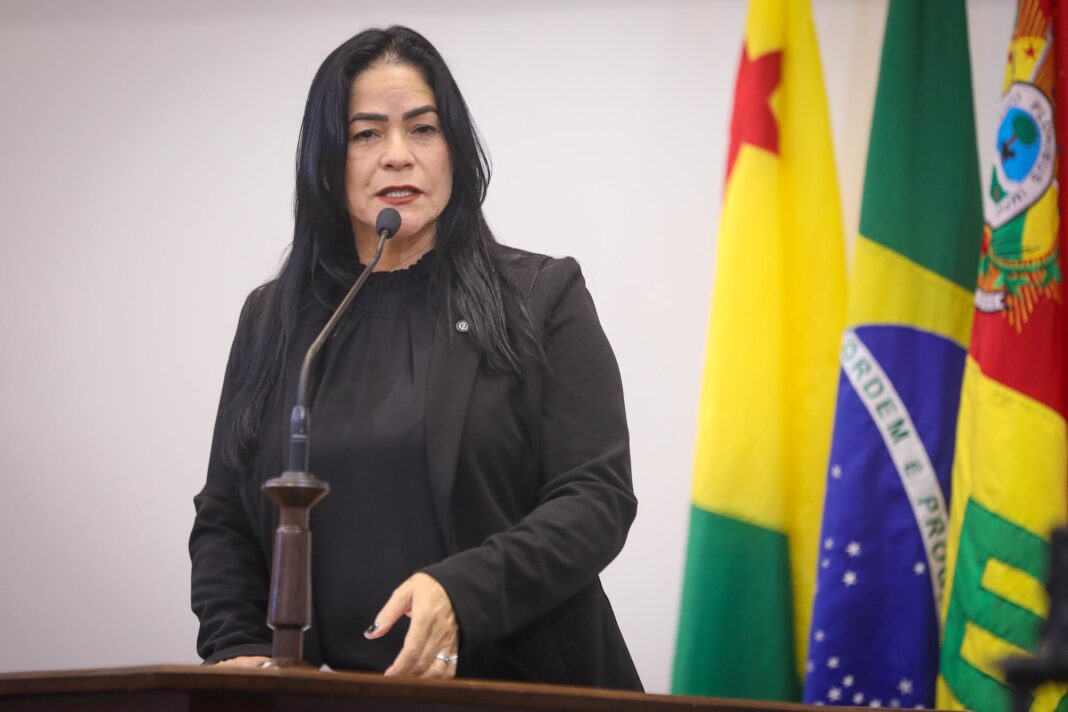 maria-antonia-presta-homenagem-a-jornalista-e-agradece-acoes-do-governo-em-brasileia