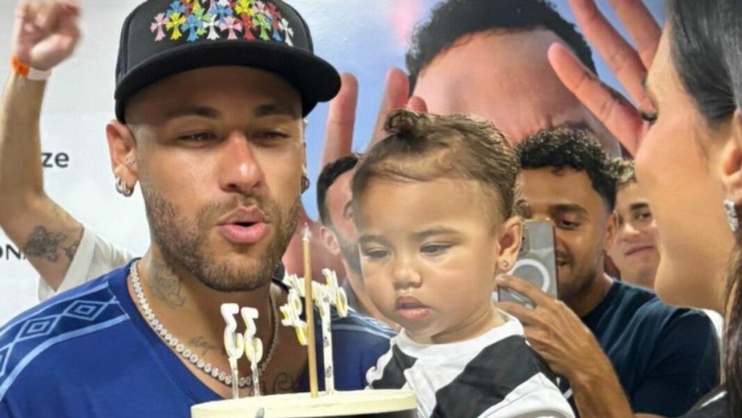 mavie-interage-com-torcida-do-santos-em-estreia-de-neymar-jr.-e-momento-viraliza