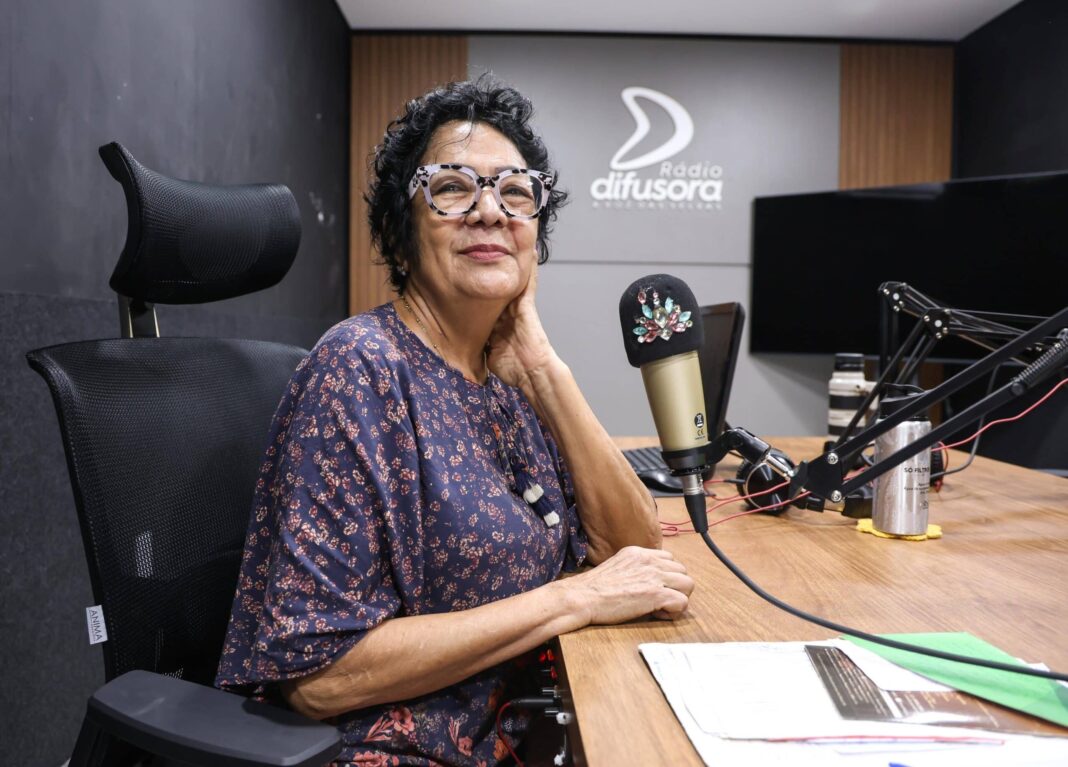 no-dia-mundial-do-radio,-conheca-a-trajetoria-da-radialista-acreana-que-virou-rainha