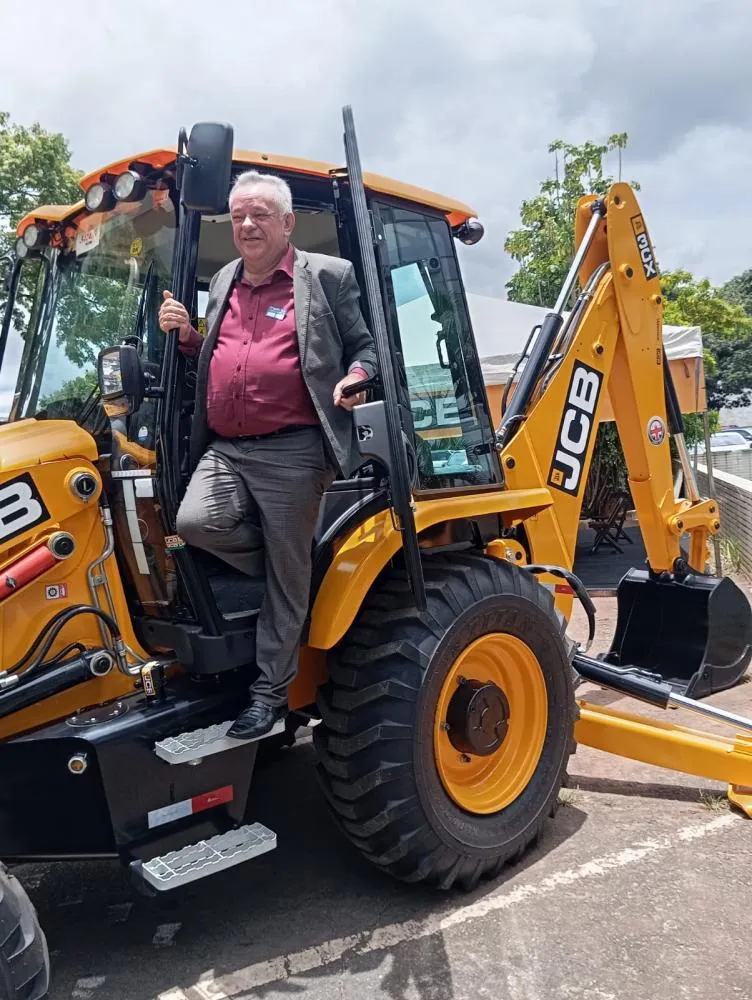 em-brasilia,-prefeito-camilo-da-silva-recebe-maquina-power-crawler-(pc)-e-retroescavadeira-zero-km-para-placido-de-castro