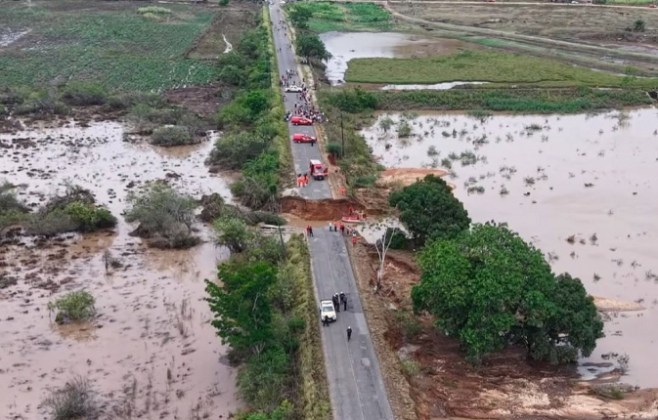 rodovia-se-rompe-apos-chuvas-em-sergipe,-engole-carros-e-deixa-ao-menos-tres-mortos