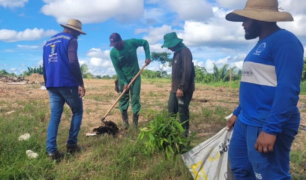 prefeitura-de-rio-branco-realiza-plantio-no-aterro-de-inertes-do-municipio