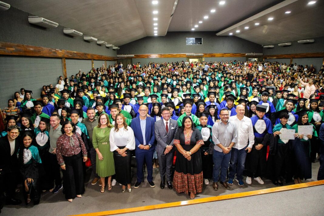 com-formatura-de-alunos-dos-cursos-tecnicos-do-ieptec,-governo-do-acre-leva-oportunidade-e-emocao-na-construcao-do-futuro-de-315-jovens