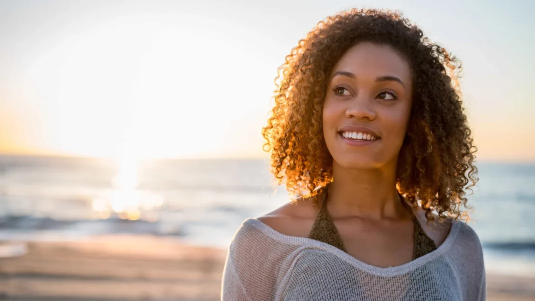 folia:-dicas-para-cuidar-dos-fios-crespos-e-cacheados-no-carnaval