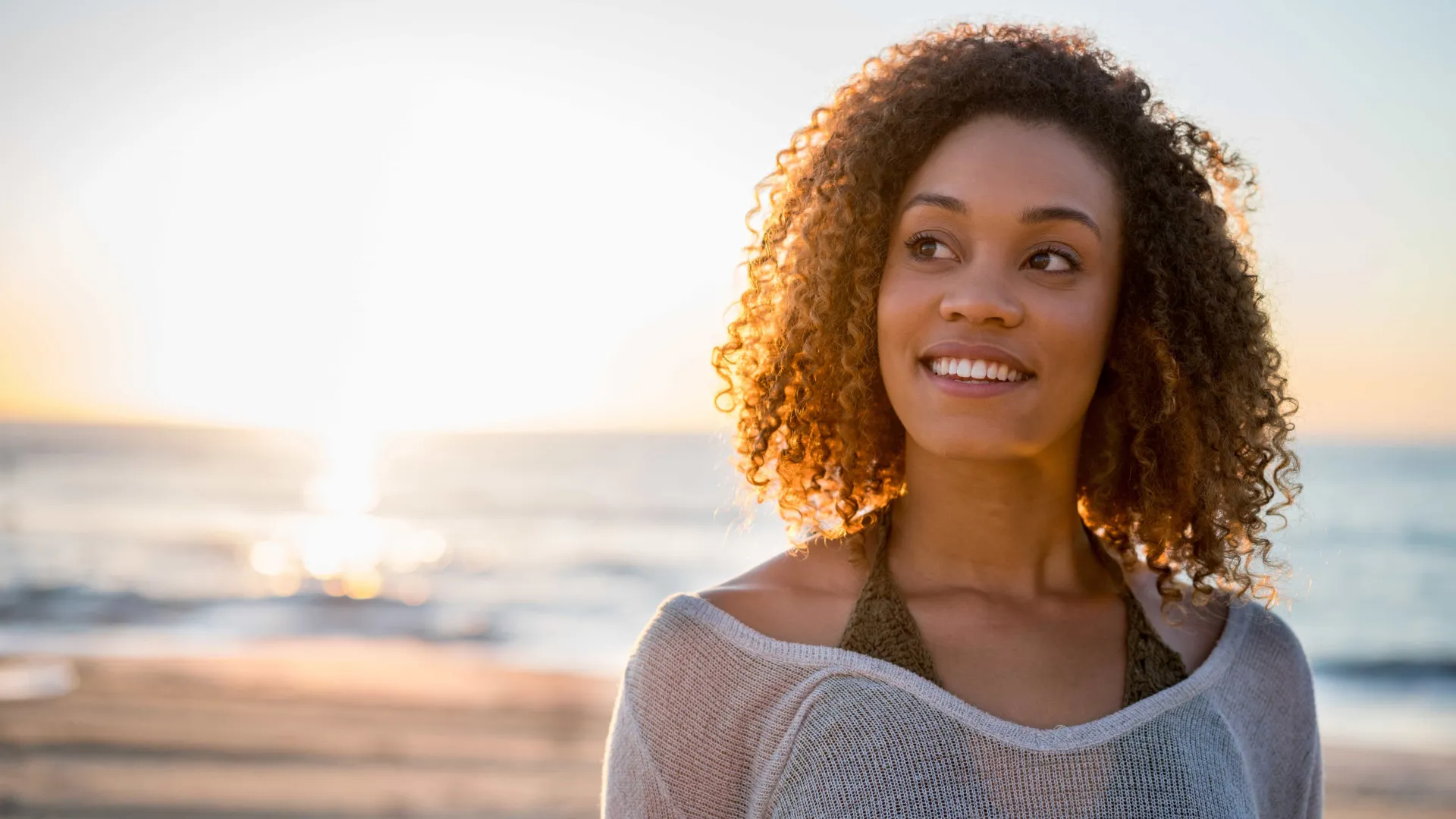 folia:-dicas-para-cuidar-dos-fios-crespos-e-cacheados-no-carnaval