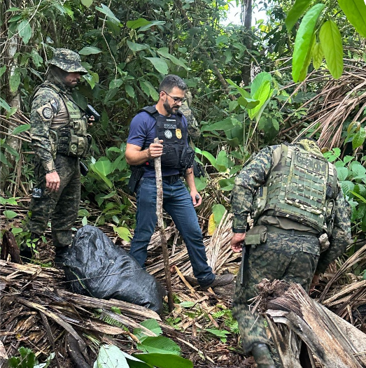 pcac-integra-operacao-no-jurua-e-realiza-prisao-de-brasileiros-e-peruano,-com-apreensao-de-30-quilos-de-entorpecentes,-municoes-e-arma-de-fogo