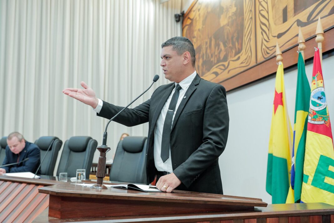 pablo-bregense-cobra-revitalizacao-de-escola-e-anuncia-acao-de-saude-itinerante-no-rio-iaco