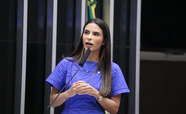 camara-aprova-punicao-para-quem-divulgar-imagem-de-nudez-gerada-por-inteligencia-artificial-com-fim-de-constranger