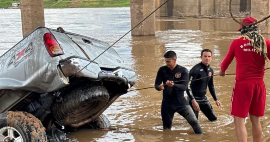 caminhonete-carregada-com-acai-cai-no-rio-jurua-e-e-resgatada-pelos-bombeiros,-em-cruzeiro-do-sul