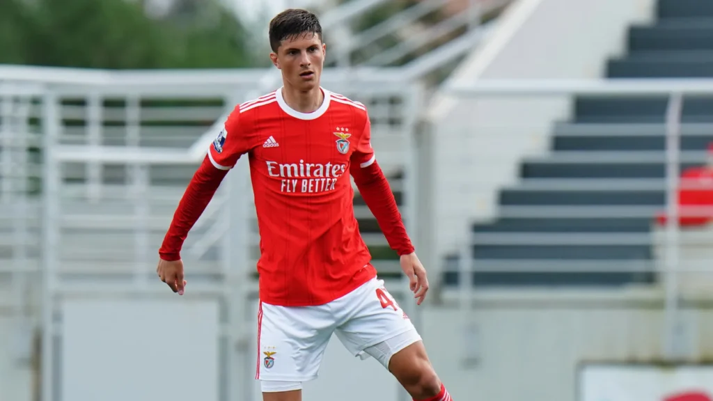 jovem-zagueiro-deixa-o-benfica-e-acerta-com-o-coritiba