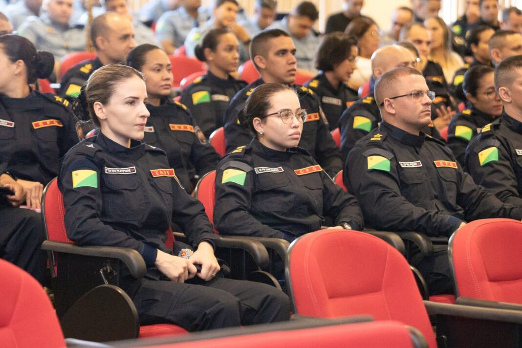 policia-militar-do-acre-recepciona-alunos-oficiais-apos-um-ano-de-curso-em-minas-gerais-e-inicia-formacao-de-novos-integrantes