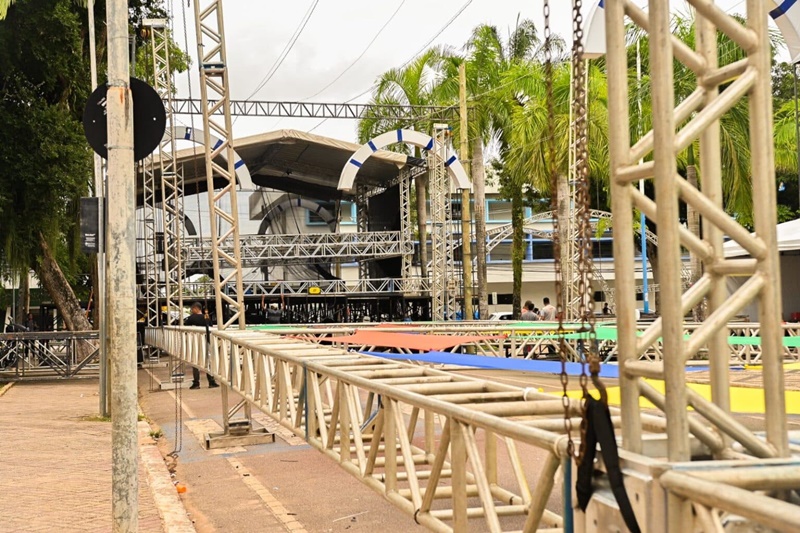 estrutura-do-carnaval-da-familia-2025-comeca-a-ser-montada-no-centro-de-rio-branco