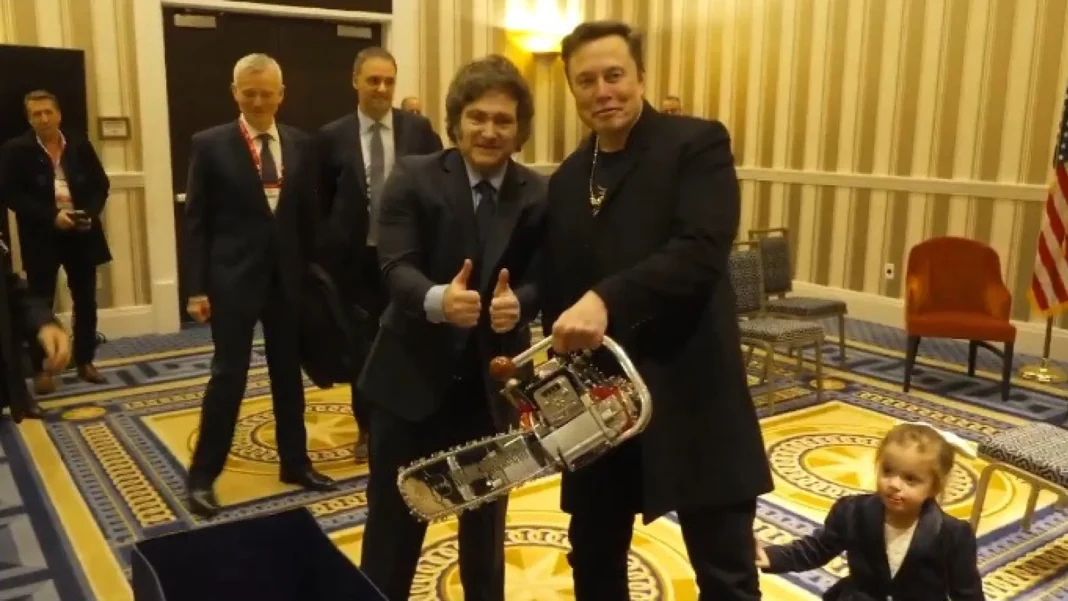 milei-presenteia-musk-com-motosserra-em-evento-nos-eua;-veja