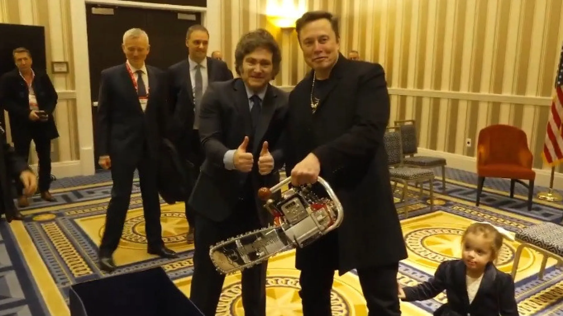 milei-presenteia-musk-com-motosserra-em-evento-nos-eua;-veja