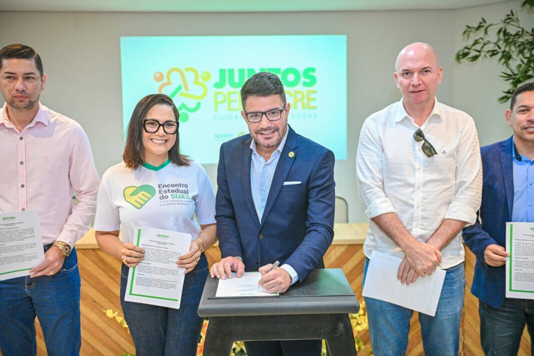 em-encontro-que-debate-direitos-humanos,-governador-assina-termo-de-cooperacao-com-gestores-dos-municipios-para-reduzir-vulnerabilidade-social-no-acre