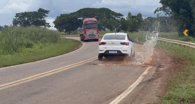 buracos-na-br-317-colocam-em-risco-a-vida-de-motoristas-e-passageiros-no-acre