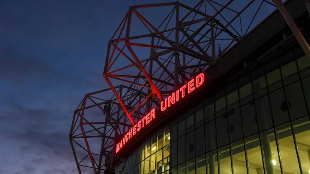 ceo-do-manchester-united-toma-medida-implacavel-e-‘ameaca’-funcionarios