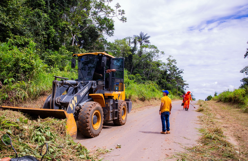 prefeitura-de-cruzeiro-do-sul-inicia-mutirao-de-limpeza-e-manutencao-na-vila-santa-luzia;-servico-chegara-a-todas-as-vilas-do-municipio