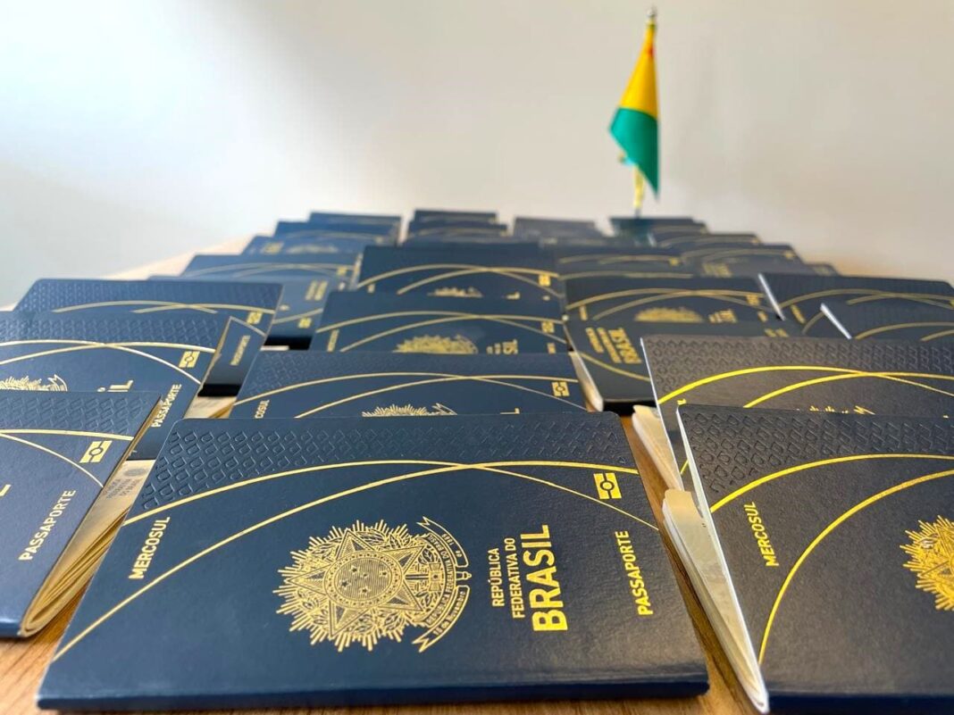 governo-recebe-passaportes-com-vistos-liberados-para-agentes-de-seguranca-publica-que-vao-participar-de-curso-da-swat-nos-estados-unidos