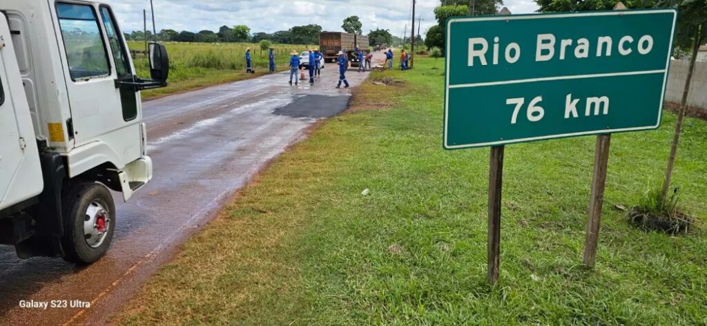 apos-denuncias-e-risco-de-acidentes,-dnit-comeca-a-recuperar-br-317-no-acre