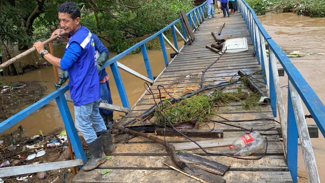 cheia-atinge-pelo-menos-17-bairros-em-rio-branco,-diz-defesa-civil;-prefeitura-mobiliza-equipes-de-apoio