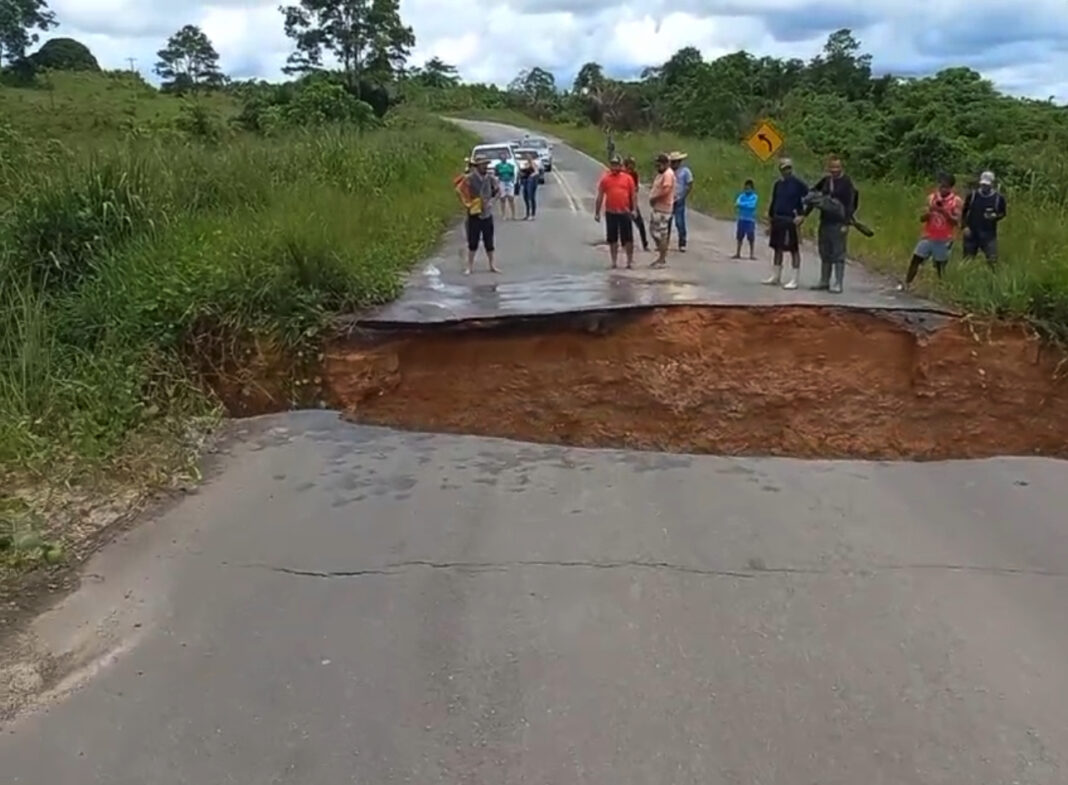 rompimento-da-br-364-entre-feijo-e-tarauaca-deixa-municipios-do-jurua-isolados;-veja-video