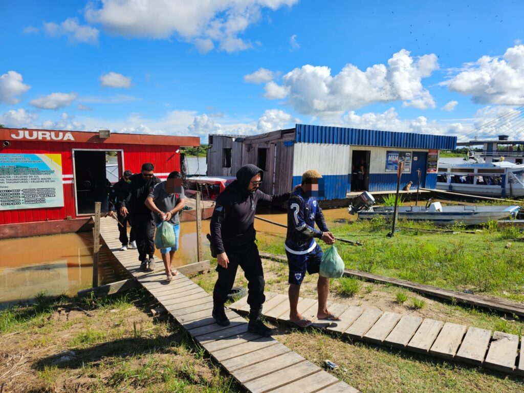 dois-autores-de-crimes-contra-a-dignidade-sexual-em-marechal-thaumaturgo-sao-conduzidos-pela-policia-civil-para-o-presidio,-em-cruzeiro-do-sul