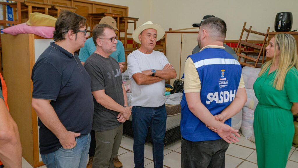 prefeito-de-rio-branco-visita-desalojados-apos-enxurrada-na-capital-acreana