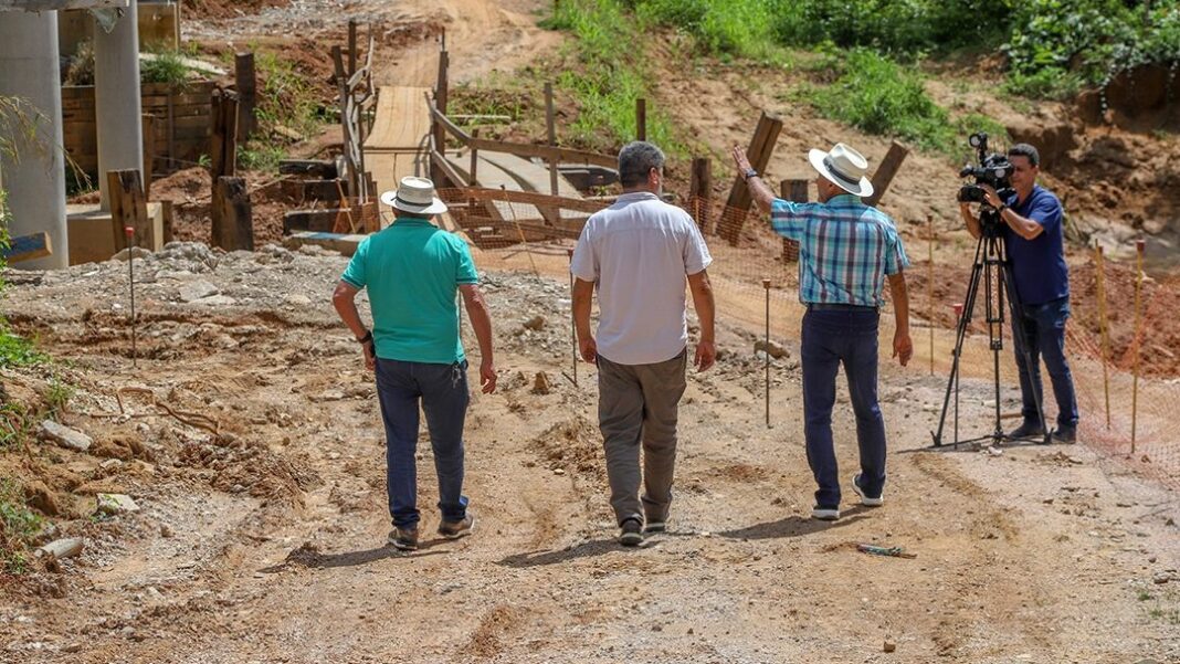 prefeito-de-rio-branco-acompanha-obra-de-ponte-no-igarape-redencao