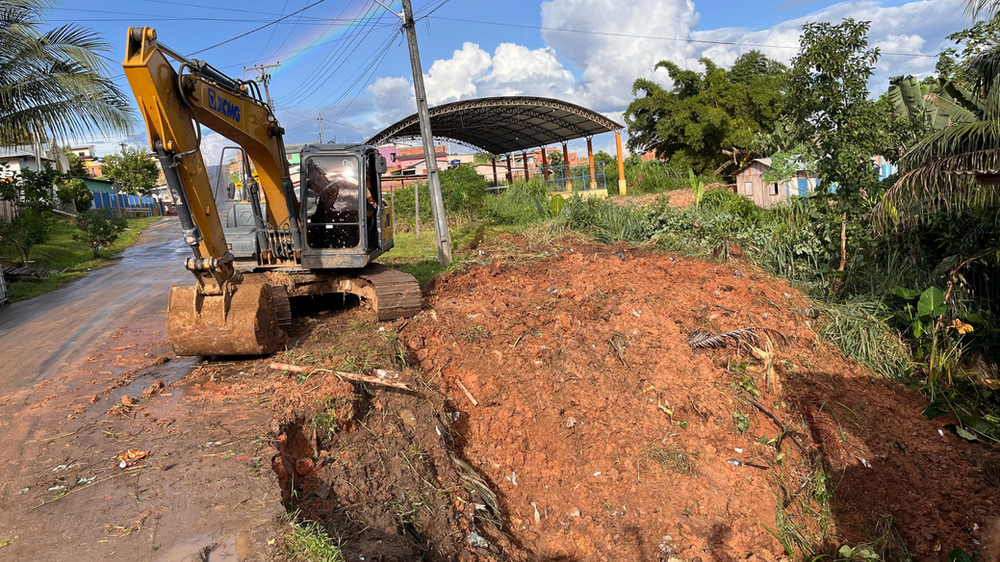 prefeitura-continua-com-servicos-de-obras-e-limpeza-em-cruzeiro-do-sul