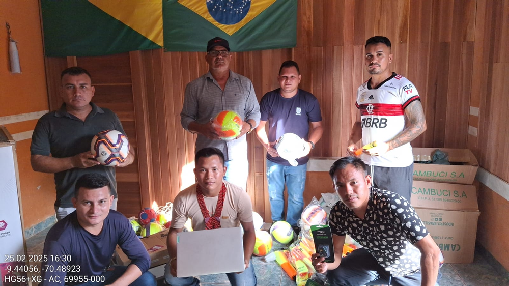 prefeito-tamir-sa-entrega-dezenas-de-materiais-esportivos-em-santa-rosa-do-purus