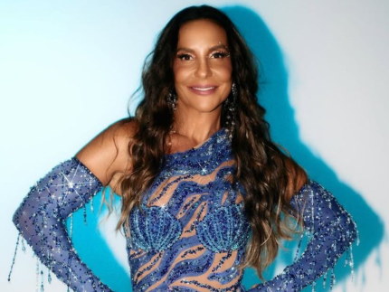 ivete-sangalo-aposta-no-look-azul-cravejado-nesta-sexta-feira-de-carnaval