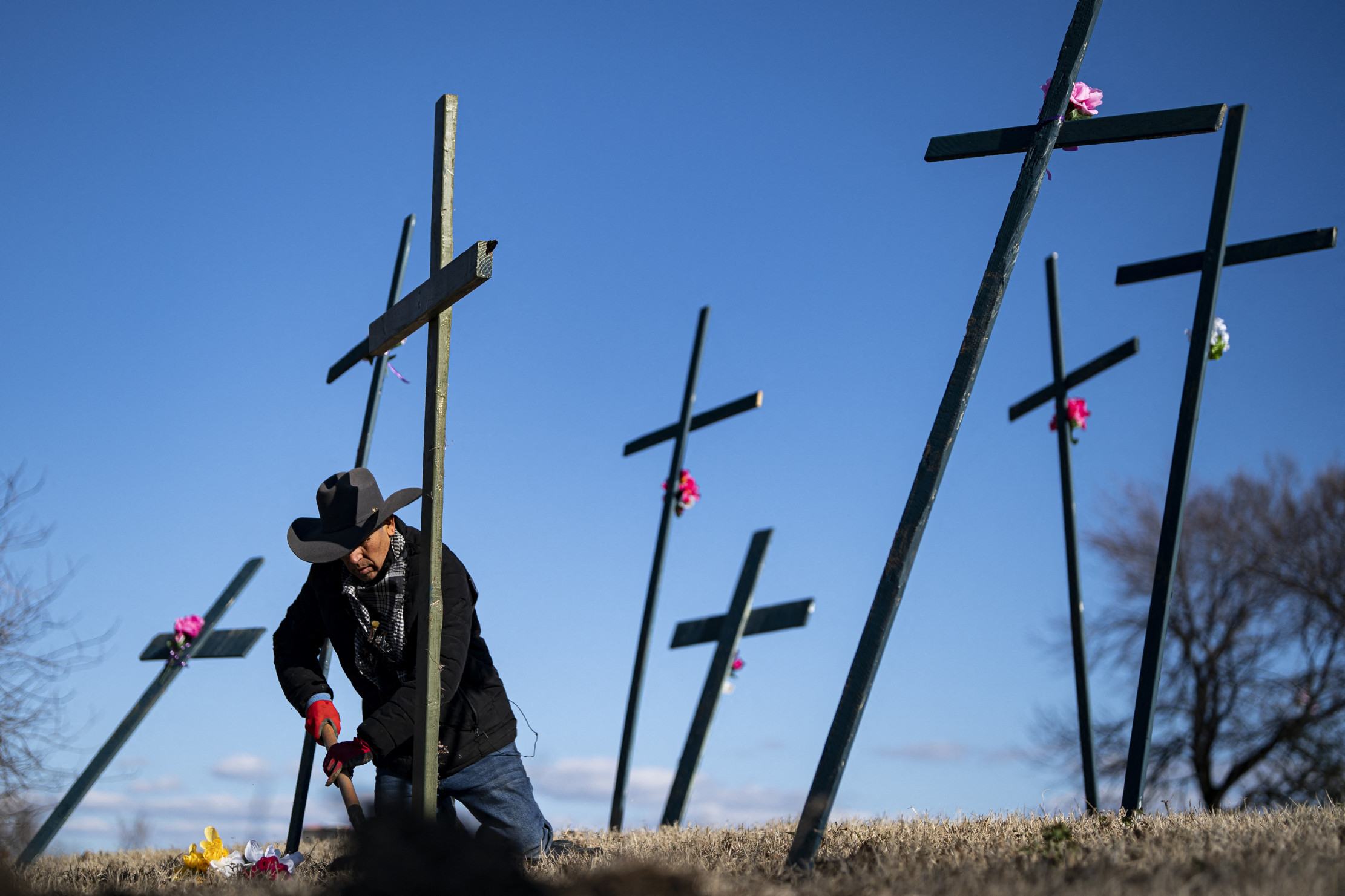 O artista plástico Roberto Márquez, de Dallas, instala memorial às vítimas do desastre de quarta-feira, em Washington