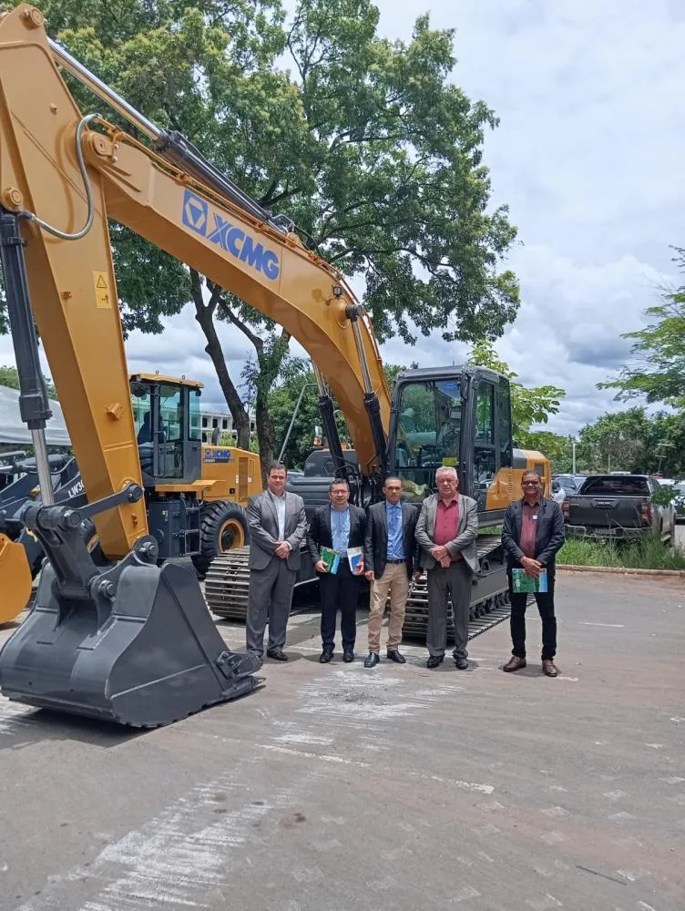 Em Brasília, Prefeito Camilo da Silva recebe máquina Power Crawler (PC) e Retroescavadeira zero km para Plácido de Castro | Cidade AC News – Notícias do Acre