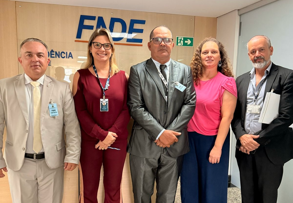 Prefeito Tamir no FNDE juntamente com assessores do órgão, e o assessor jurídico, Dr. Giordano Simplício. Foto: Cedida