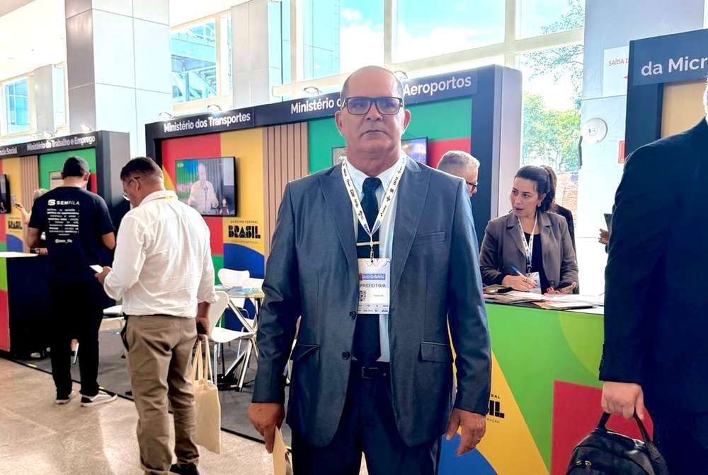 Prefeito Tamir Sá visitando os estandes dos ministérios em Brasília. Foto: Cedida