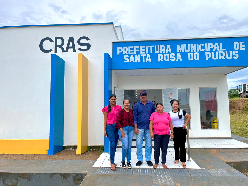 Prefeito Tamir Sá e algumas servidoras que atuam na unidade. Foto: Ricardo Amaral - Assessoria de Imprensa.
