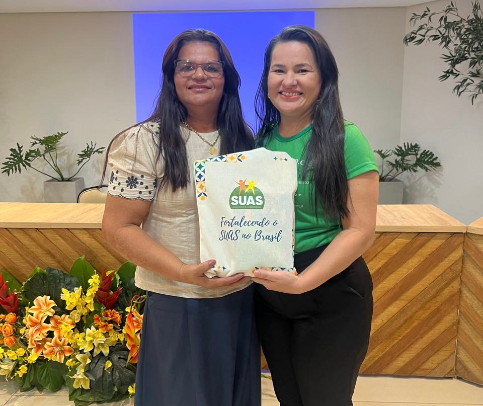 A secretária fez a adesão ao projeto “Juntos Pelo Acre” que vai viabilizar vários serviços sociais a população. Foto: Cedida