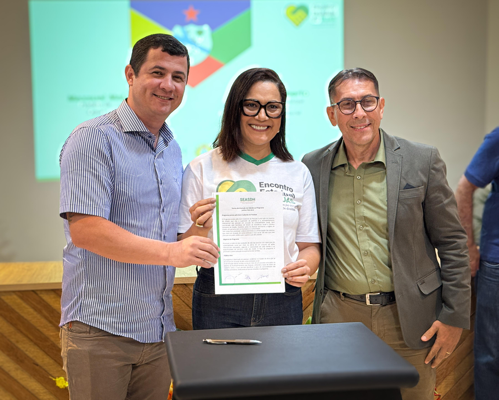 Prefeito Maxsuel Maia e secretário municipal de Assistência Social Ismar Alberto celebram termo de cooperação junto com a secretária da SEASDH, Mailza Assis. Foto: Davi Castelo/Dircom Xapuri