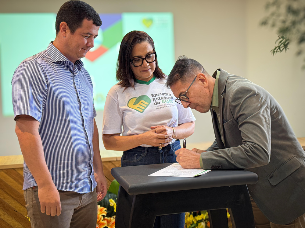 Secretário Ismar Alberto assina termo junto com o prefeito Maxsuel Maia e a vice-governadora Mailza Assis, secretária de Estado de Assistência Social